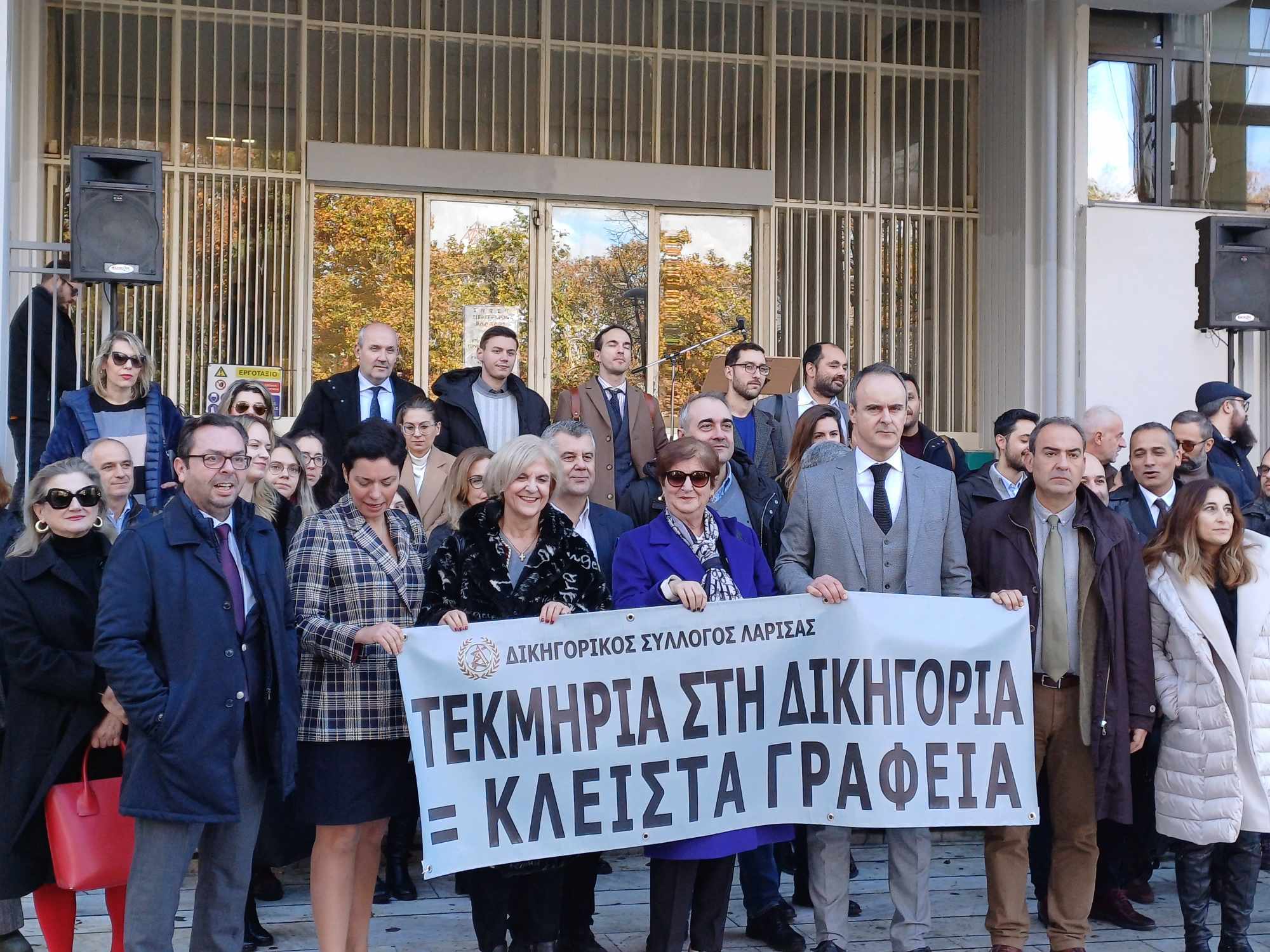 Συμβολική συγκέντρωση διααρτυρίας των δικηγόρων έξω από το δικαστικό μέγαρο Λάρισας για το φορολογικό νομοσχέδιο (ΦΩΤΟ)