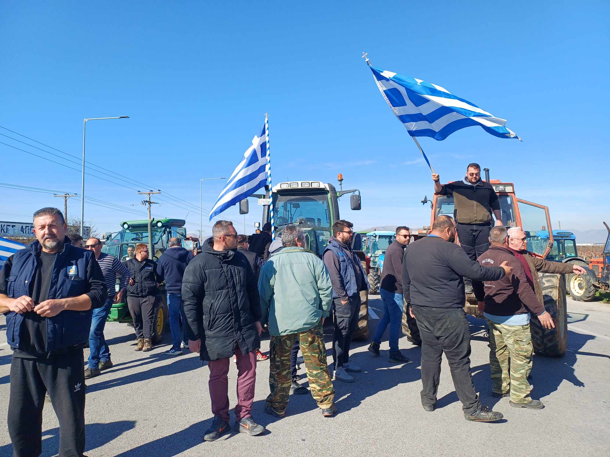 Μπλόκο από αγρότες στα Δέντρα στην ΕΟ Λάρισας- Κοζάνης (ΦΩΤΟ)