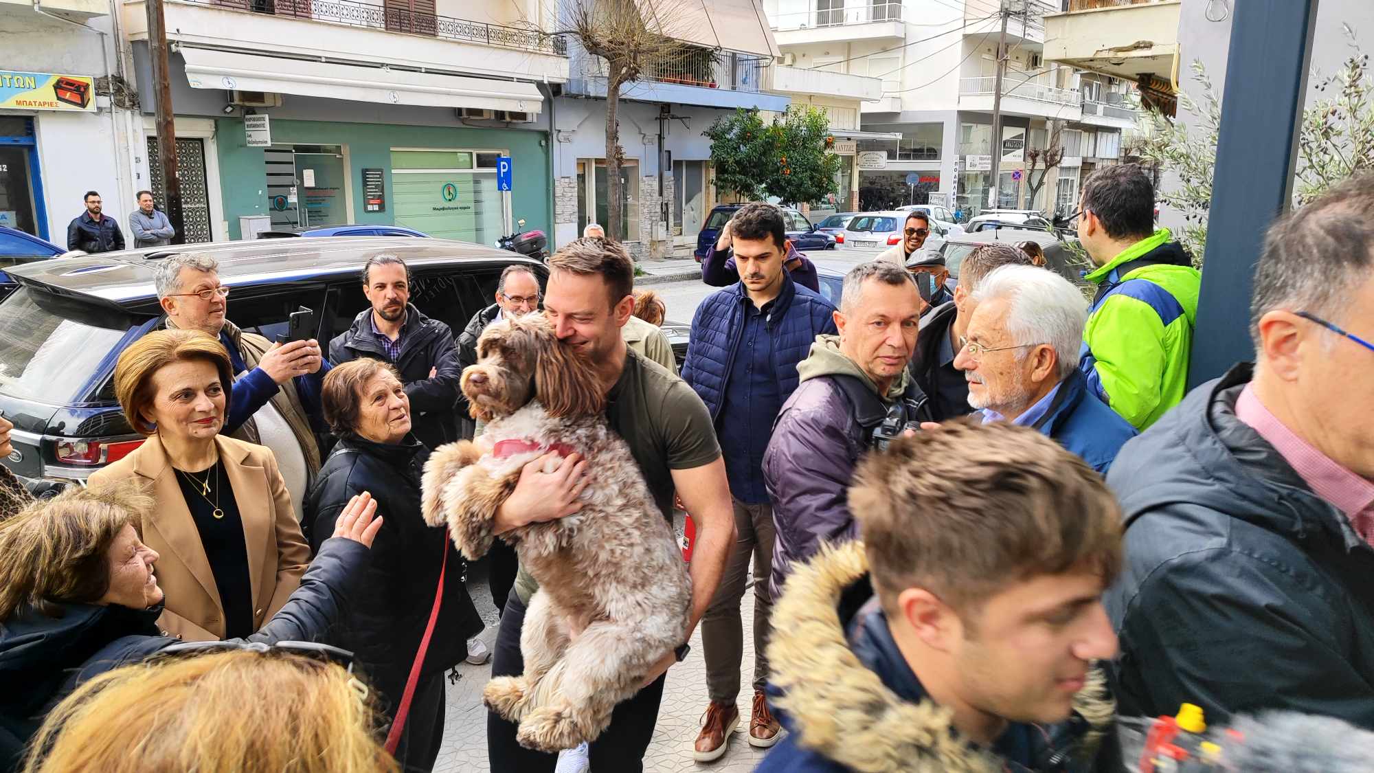 Στέφανος Κασσελάκης - Bόλτα στον Βόλο και θερμές αγκαλιές  - «Εσένα θέλω για πρωθυπουργό»