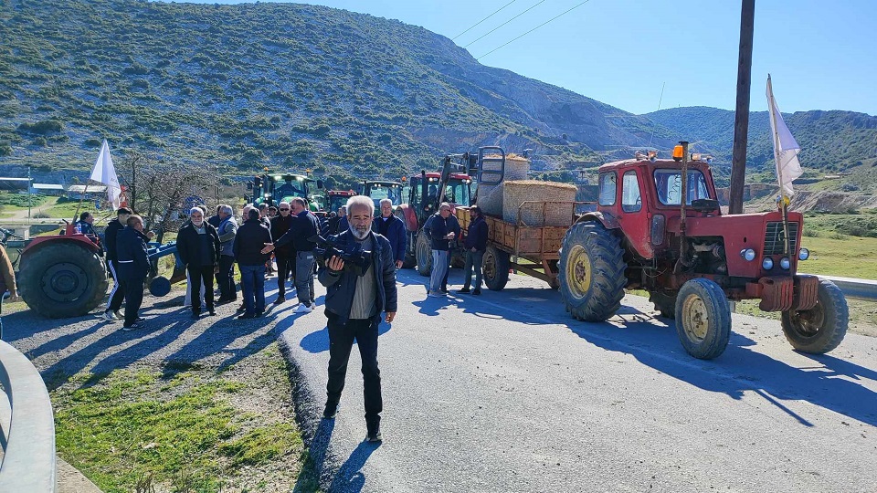 Μπλόκο στο θυρόφραγμα της Κάρλας στα Κανάλια από αγρότες του...μπλόκου Στεφανοβικείου!(ΦΩΤΟ)