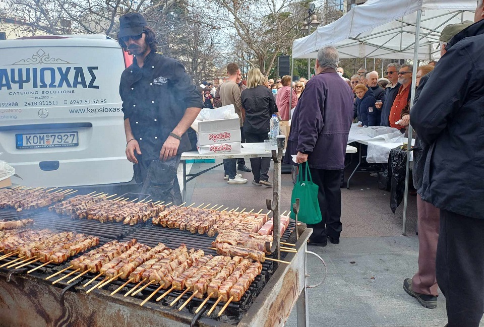 Ξεσήκωσε τους Λαρισαίους με τα τραγούδια και το...χιούμορ του ο Γιάννης Ζουγαννέλης (ΦΩΤΟ+video)