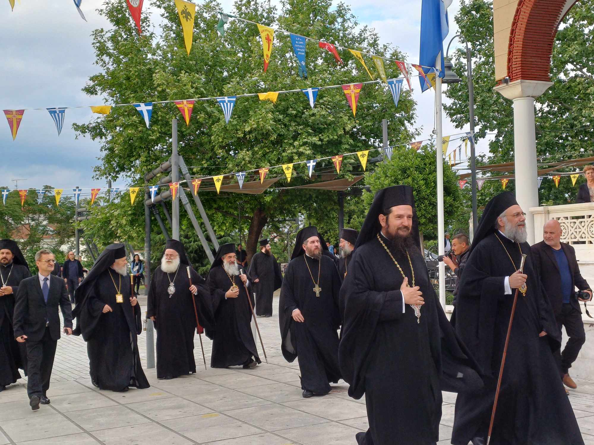 Δείτε εικόνες  από την κοσμοσυρροή στον Αγιο Αχίλλιο για τον μέγα Εσπερινό (ΦΩΤΟ)