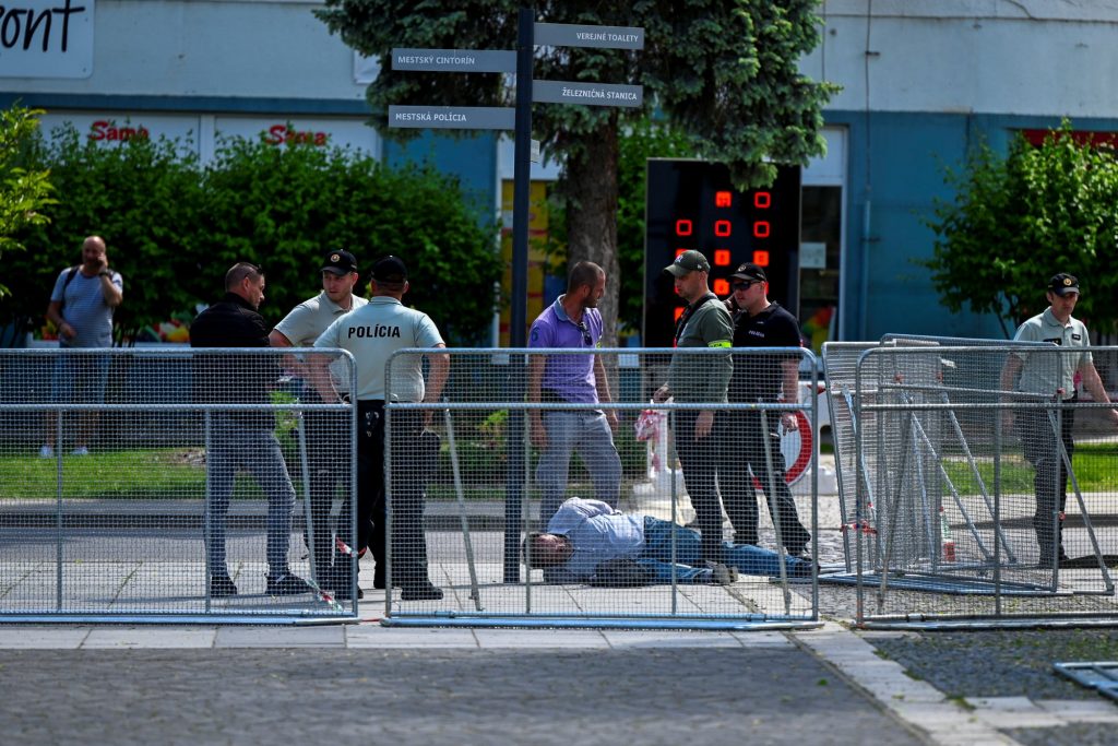 Σλοβακία: Βίντεο από τη στιγμή που πυροβολούν τον Ρόμπερτ Φίτσο – Ανατριχιαστικοί οι πυροβολισμοί