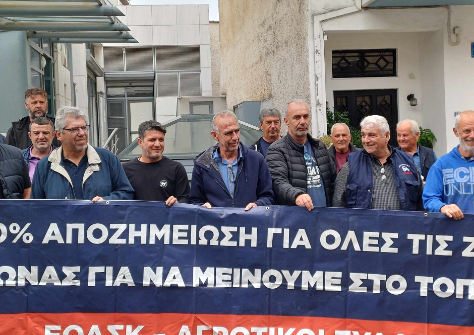 Ζητούν αποζημιώσειος για ενασπορές στο βαμβάκι- παράσταση διαμαρτυρίας αγροτών στον ΕΛΓΑ Λάρισας (ΦΩΤΟ)