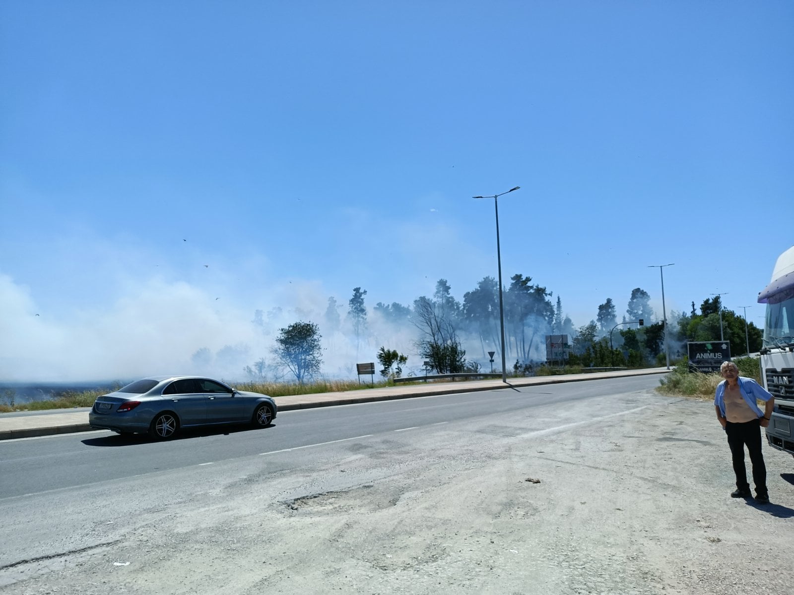 Λάρισα: Μεγάλη φωτιά στη συνοικία του Αγίου Θωμά – Στάλθηκε 112 για εκκένωση (φωτ. +ωιδεο)