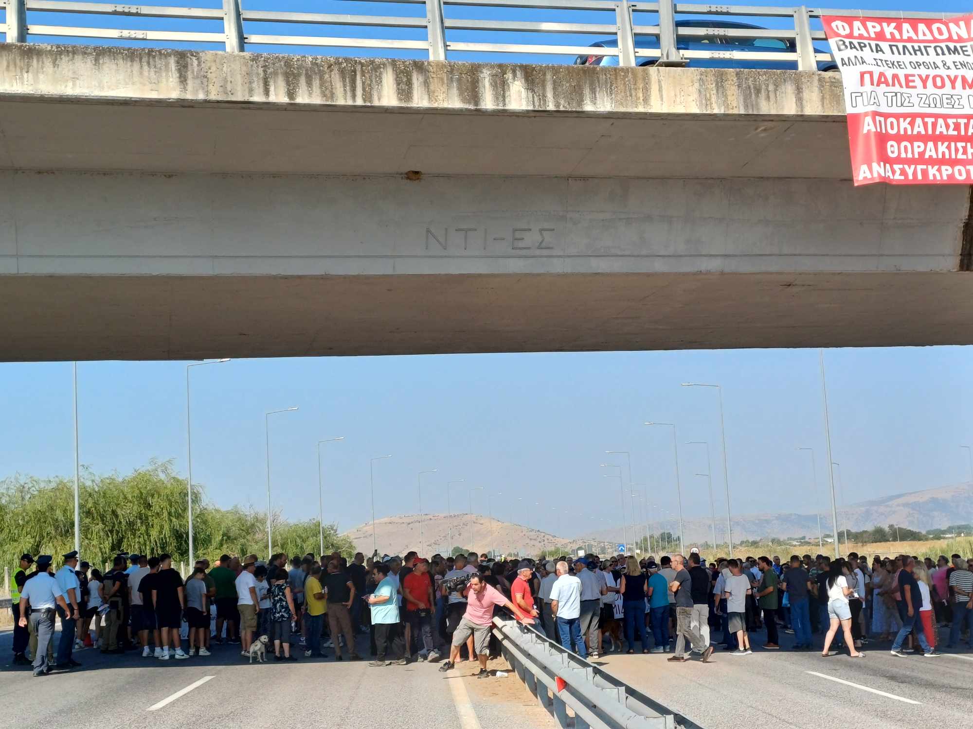 Απέκλεισαν συμβολικά την ΕΟ Λάρισας- Τρικάλων οι πλημμυροπαθείς της Φαρκαδόνας- ζητούν αποζημιώσεις, έργα (ΦΩΤΟ+video)