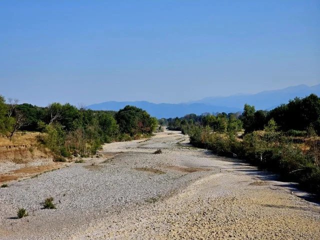 «Στέγνωσε» ο Πηνειός στα Τρίκαλα -Έχει να βρέξει εδώ και μήνες [εικόνες - βίντεο]