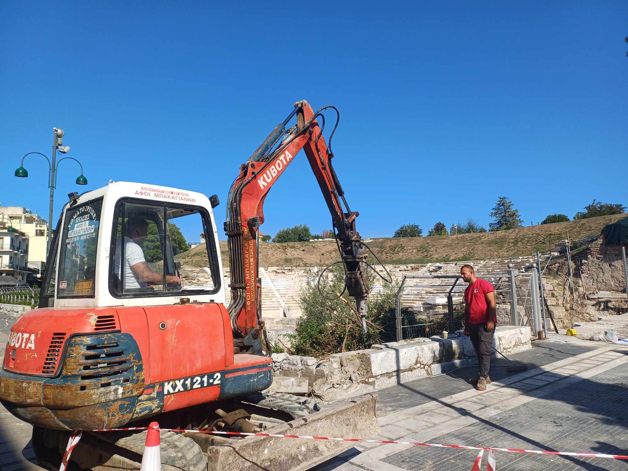 Ξεκίνησαν οι εργασίες για την διαμόρφωση εισόδου στο αρχαίο θέατρο Λάρισας (ΦΩΤΟ)