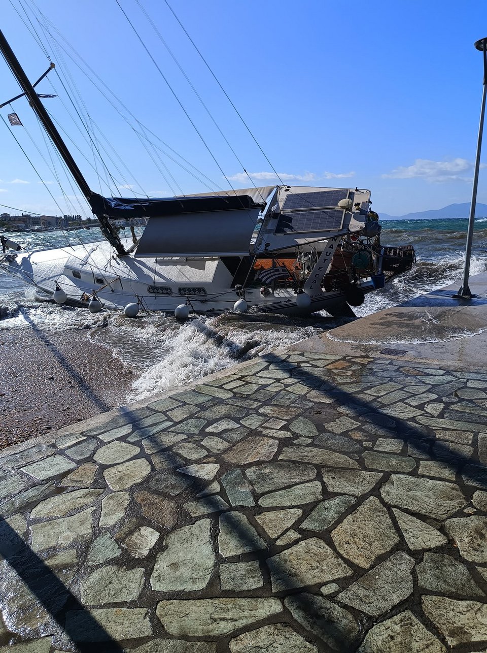 Ισχυροί άνεμοι στη Μαγνησία προκάλεσαν ζημιές σε σκάφη και καταστήματα [εικόνες]