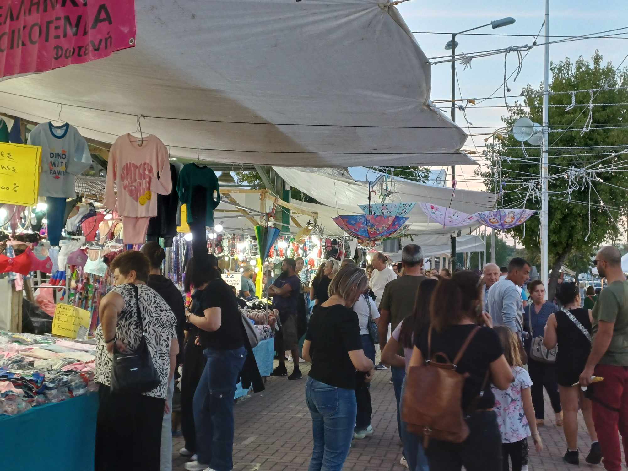 Κοσμοσυρροή στο παζάρι της Λάρισας από το απόγευμα- φωτογραφικά κλικς (ΦΩΤΟ)