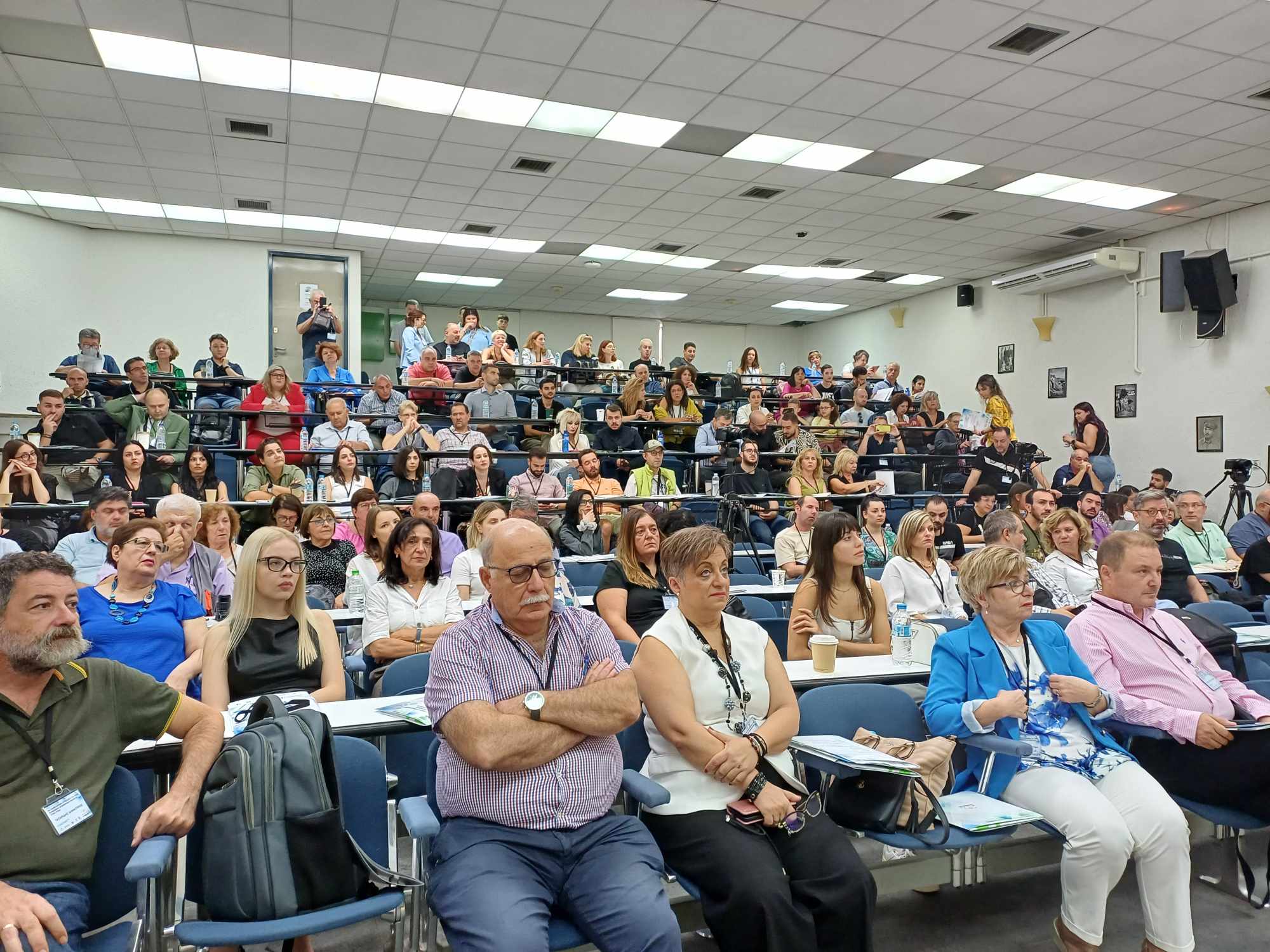 Ο Δημήτρης Παπανικολάου που δημοσιοποίησε με θάρρος ότι έχει αυτισμό παρουσίασε σήμερα το βιβλίο του στη Λάρισα (ΦΩΤΟ)