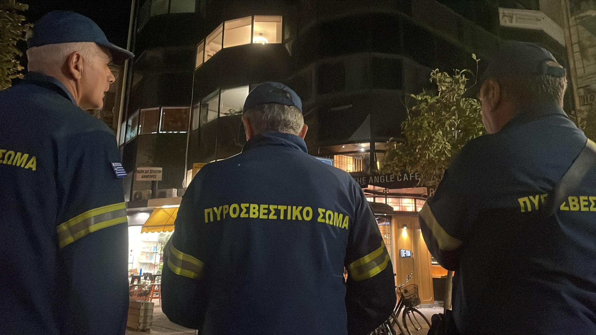 Αίσιο τέλος στο θρίλερ με τον ανταρ που απαειλούσε να πέσει από ταράτσα πολυκατοικίας στο κέντρο της Λάρισας (ΦΩΤΟ)