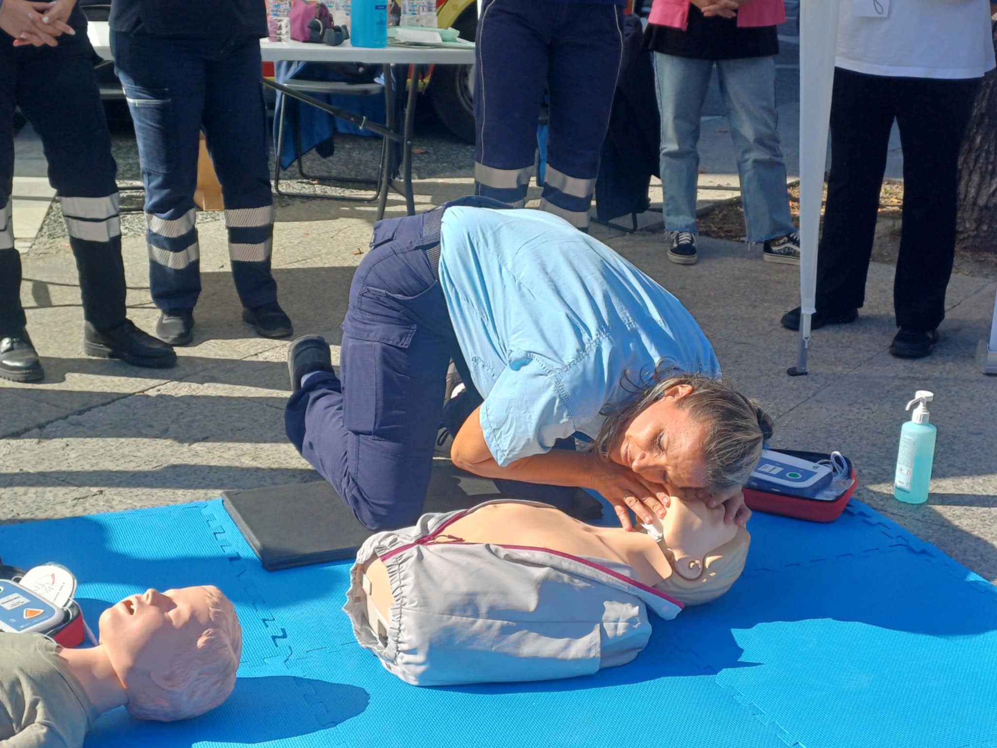 Επίδειξη ΚΑΡΠΑ με απινιδωτή από το ΕΚΑΒ στην κεντρική πλατεία Λάρισας (ΦΩΤΟ)