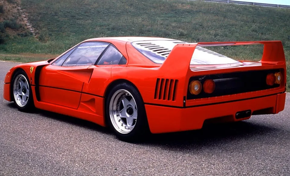 Η θρυλική Ferrari F40 επιστρέφει.