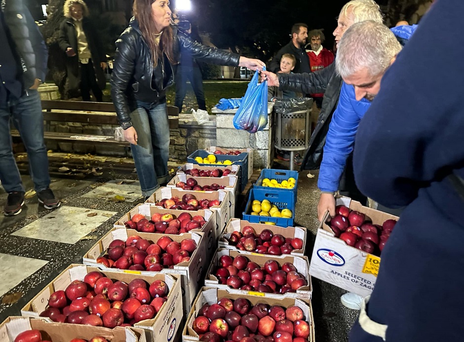 Μηχανοκίνητη πορεία διμαρτυρίας αγροτών στο Βόλο και προσφορά μήλων που έγιναν ανάρπαστα..(ΦΩΤΟ)