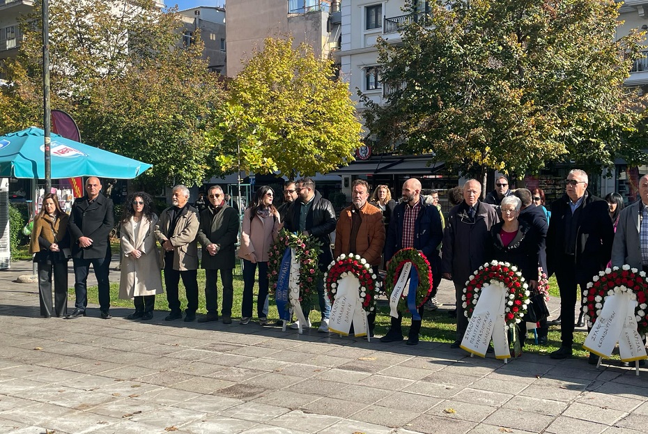 Λάρισα: Τιμήθηκε η 51η επέτειος του Πολυτεχνείου με κατάθεση στεφάνων στην πλατεία νομαρχίας (ΦΩΤΟ)