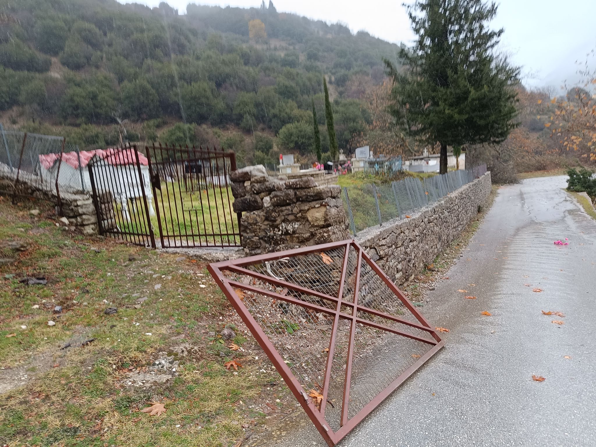 Καρδίτσα: Βανδαλισμός στο Νεκροταφείο Στεφανιάδας (φωτο)