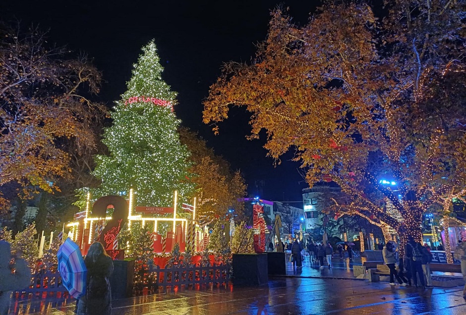 Larissa Santa City: Χριστουγεννιάτικη ατμόσφαιρα στην κεντρική πλατεία, με δώρα, γλυκίσματα και μουσική