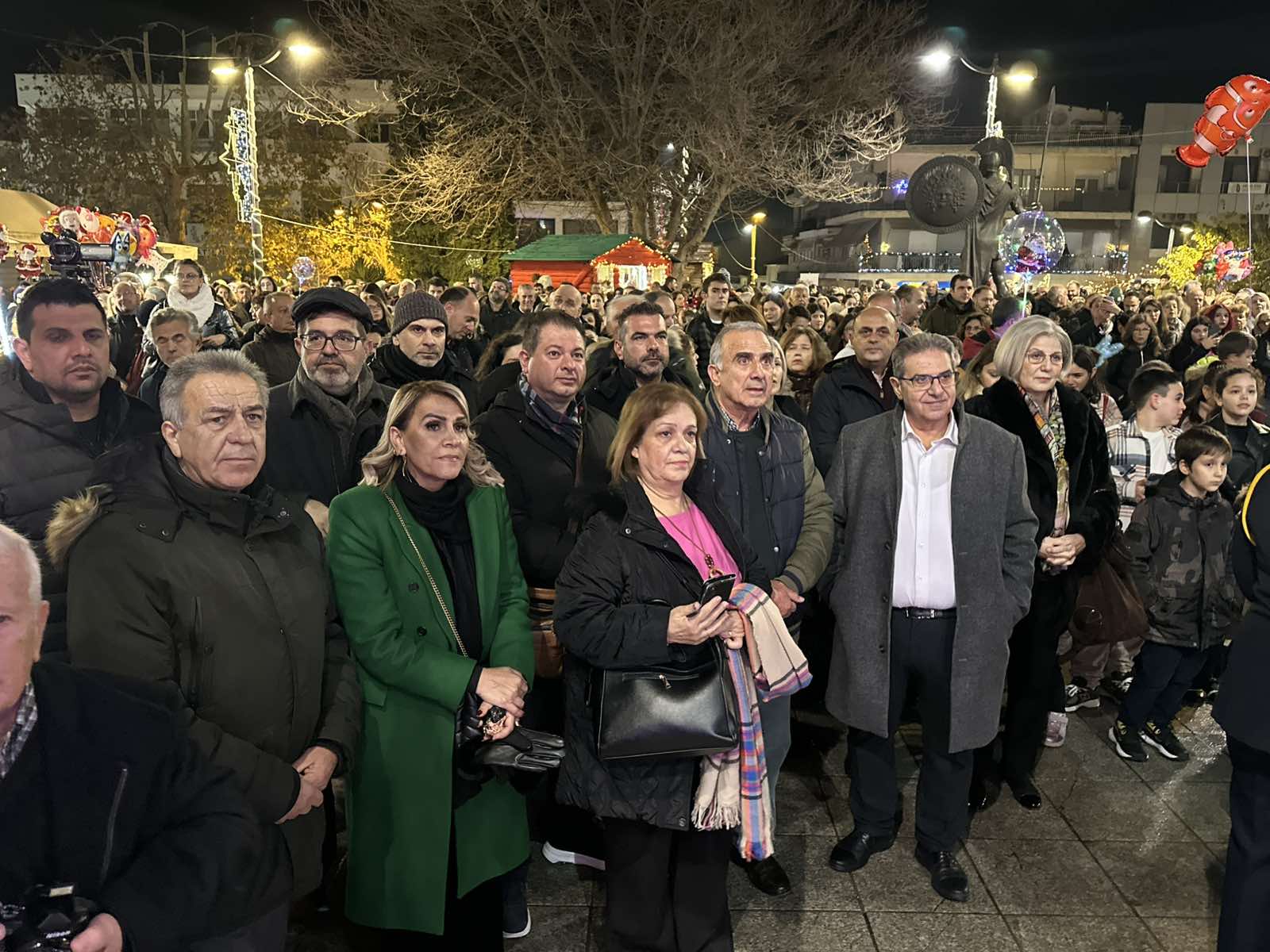 Πλήθος κόσμου στο άναμμα του Χριστουγεννιάτικου δέντρου στα Φάρσαλα (ΦΩΤΟ)