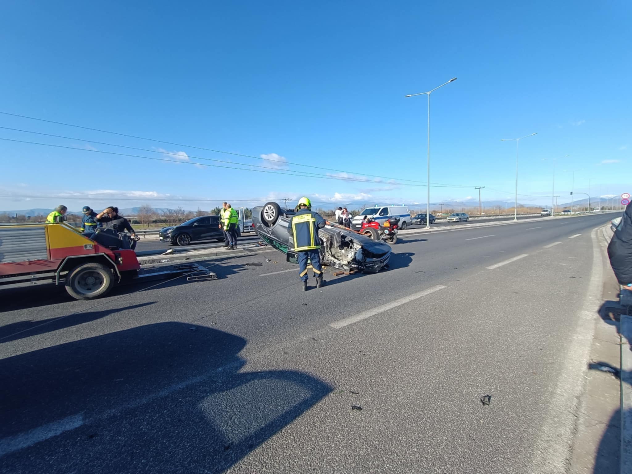 Τροχαίο ΤΩΡΑ στη Λάρισα με 4 τραυματίες στη συνοικία της Νέας Σμύρνης-θεαματική ανατροπή ΙΧ (ΦΩΤΟ)