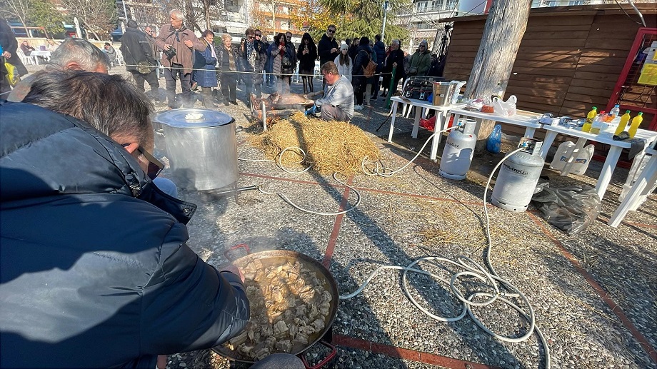 Πλήθος κόσμου αυτή την ώρα στη γουρουνοχαρά στη Φιλιππούπολη (ΦΩΤΟ)