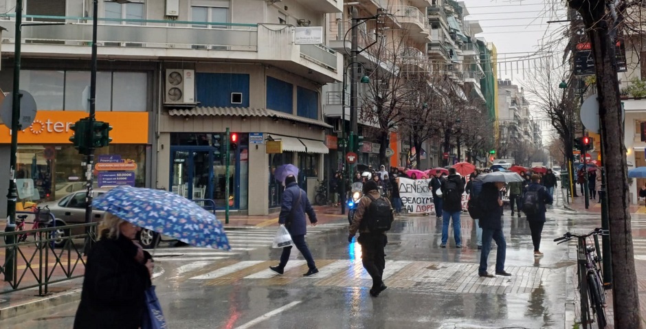 Πορεία διαμαρτυρίας μετά ...μουσικής και υπό βροχή από το Μουσικό Σχολείο Λάρισας (ΦΩΤΟ+video)