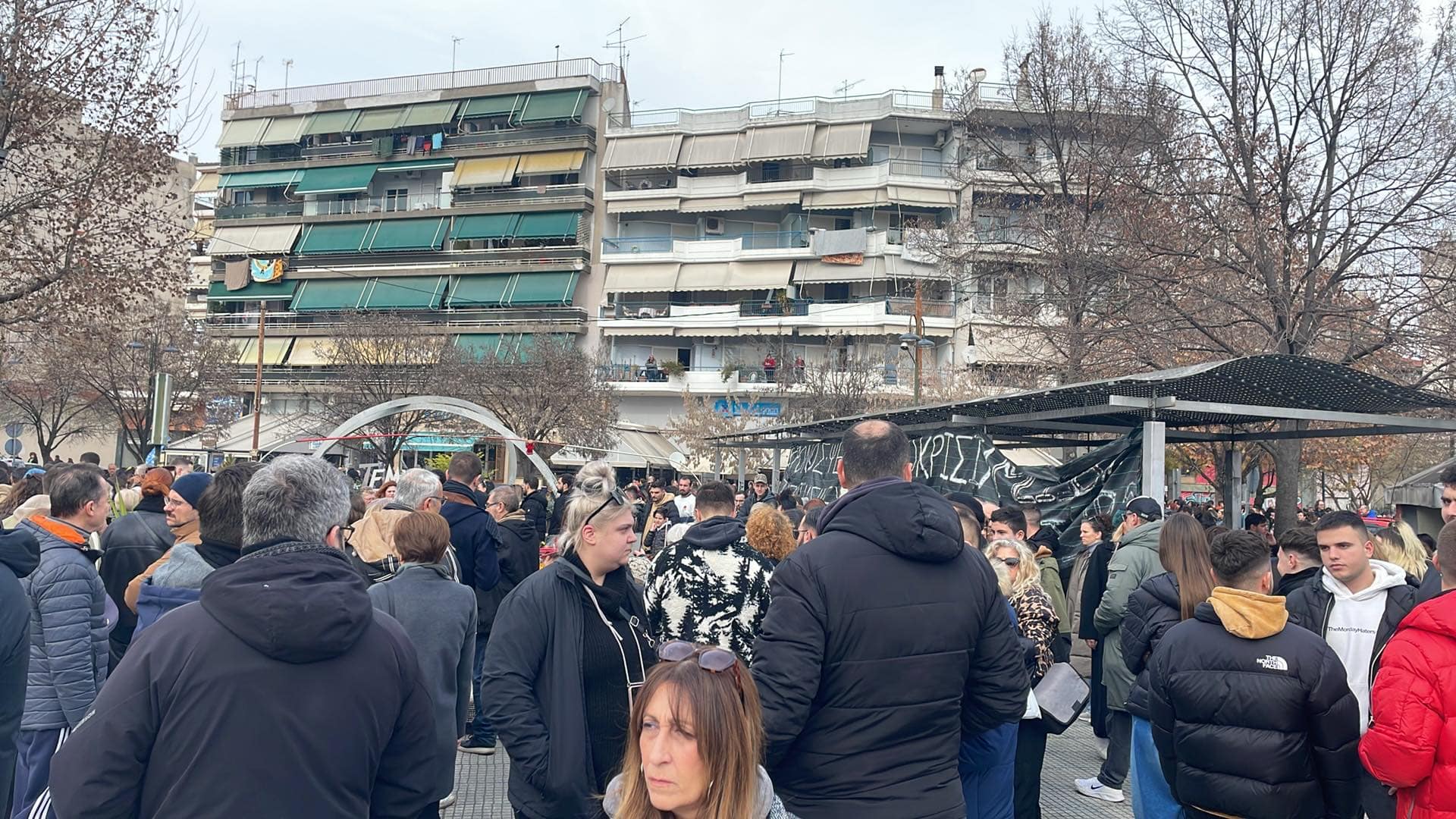 «Δεν έχω οξυγόνο -οχι στη συγκάλυψη» βροντοφ-ώαξαν χιλιάδες διαδηλωτε΄ς στην πορεία προς το σταθμό Λάρισας -ΦΩΤΟ)