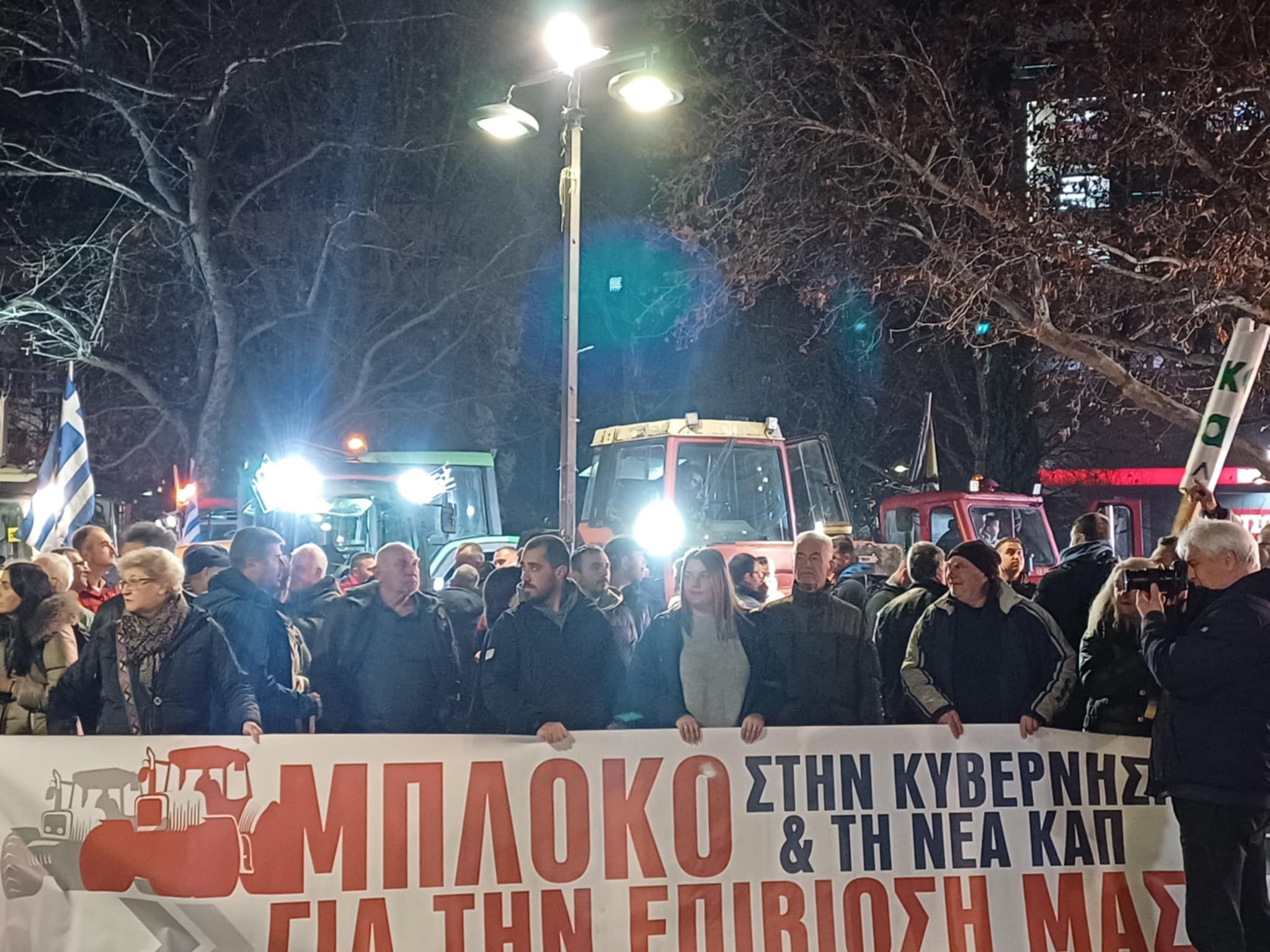 Απόβαση με τα τρακτέρ από το μπλόκο της Γυρτώνης στο κέντρο της Λάρισας (ΦΩΤΟ+video)