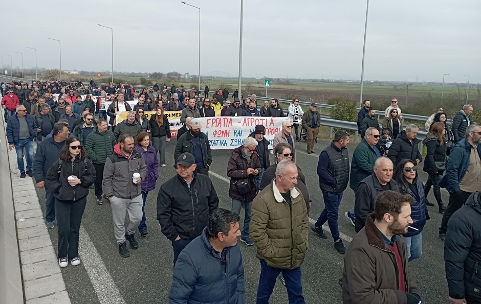 Καρδίτσα: Συμβολικός αποκλεισμός του κόμβου Ε-65 από τους αγρότες με τη συμπαράσταση φορέων (ΦΩΤΟ)