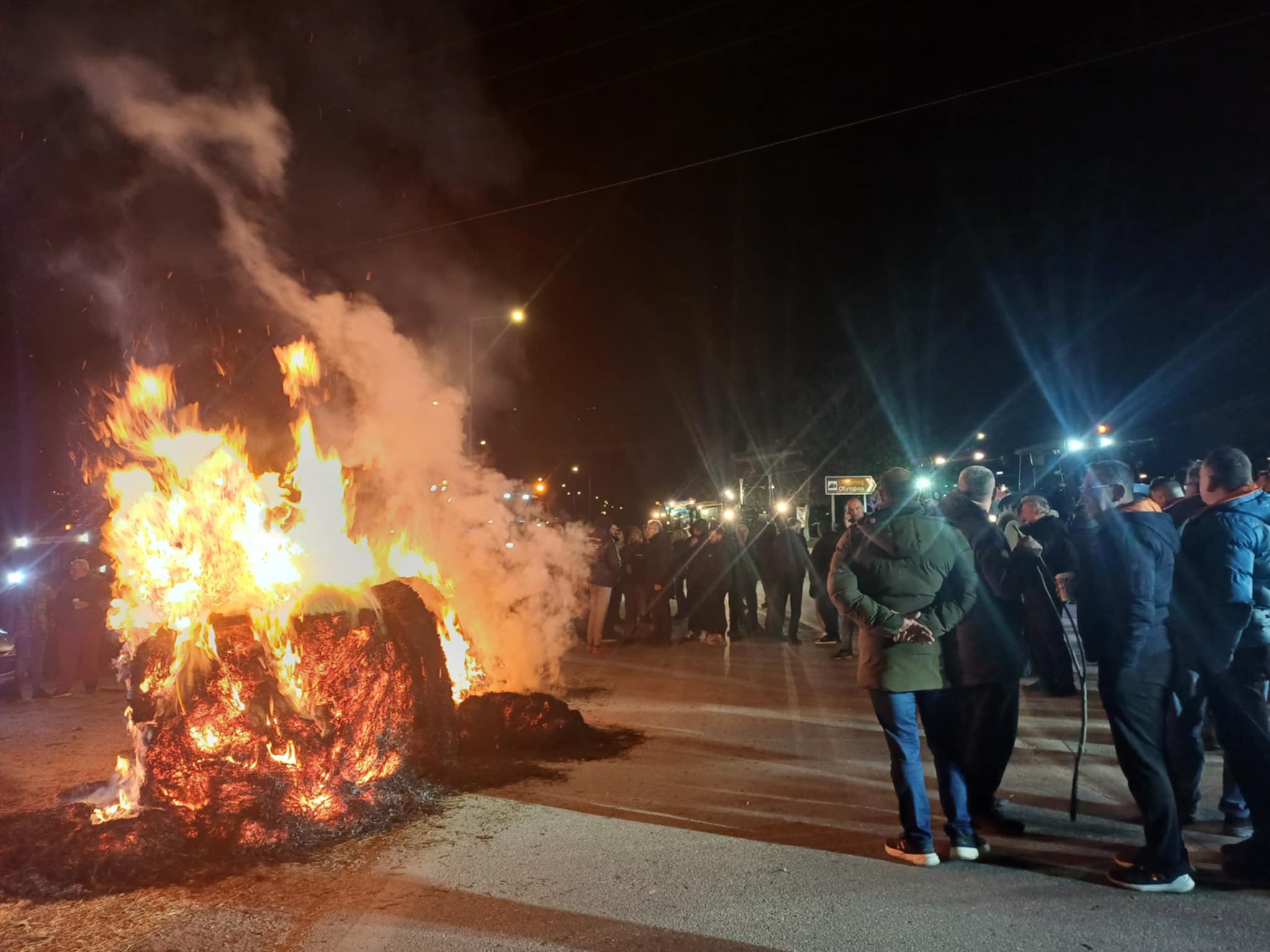 Αγρότες στο Μικρό Ελευθεροχώρι Ελασσόνας έκλεισαν την εθνική οδό και έβαλαν φωτιά σε αχυρόμπαλες (ΦΩΤΟ+video)