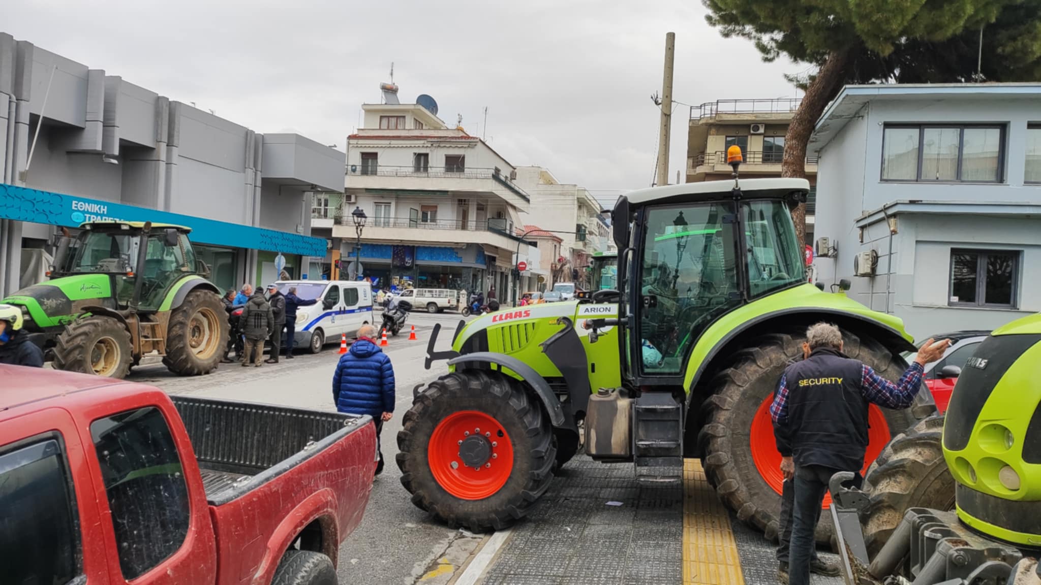 Αγρότες και κτηνοτρόφοι της Μαγνησίας ξενύχτησαν στη νομαρχία και οδεύουν προς Αποκεντρωμένη