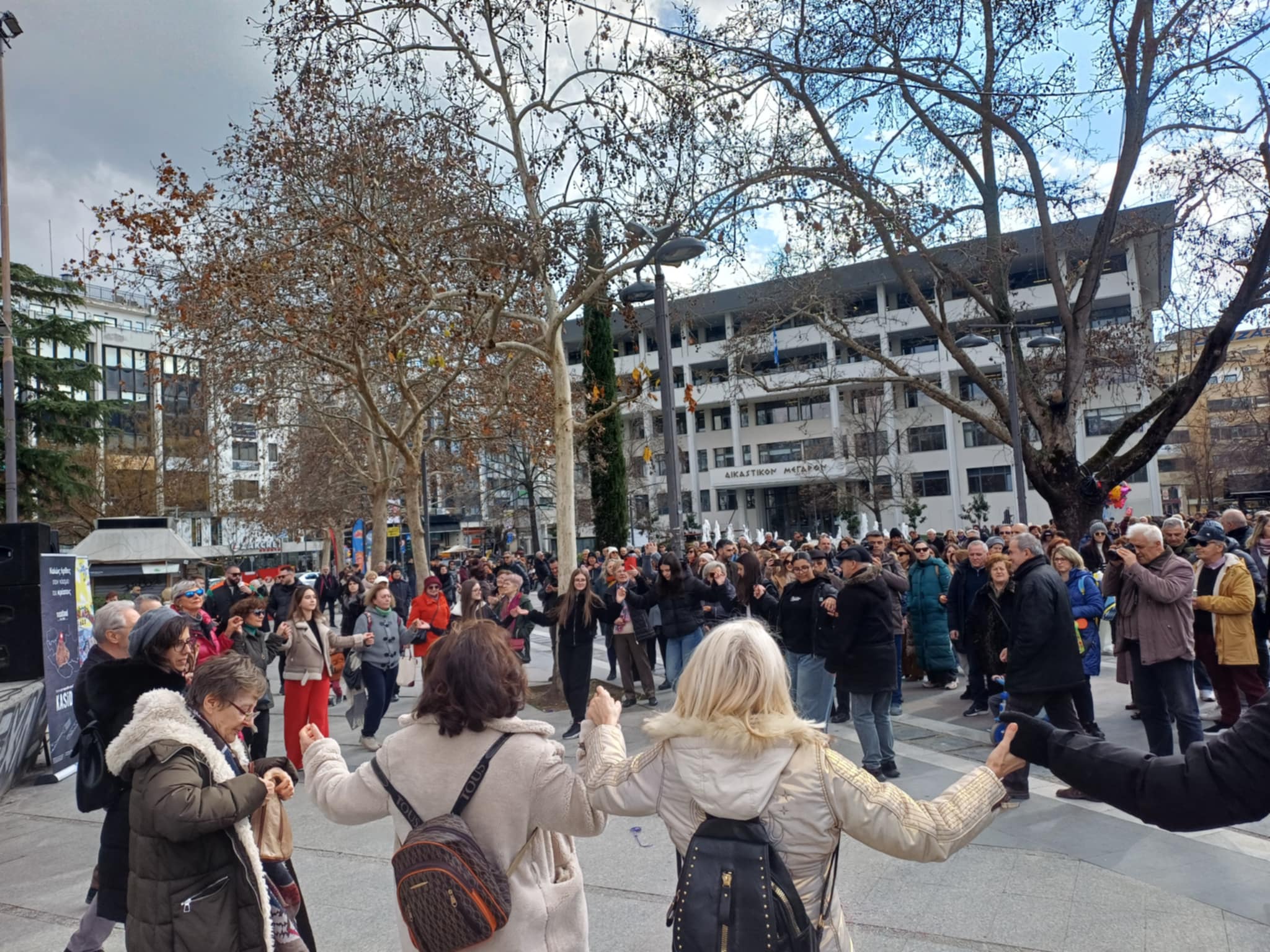 Τσίκνα , χάλκινα και χοροί κυκλωτικοί στην κεντρική πλατεία- άναψε το κέφι της Τσικνοπέμπτης(ΦΩΤΟ+video)