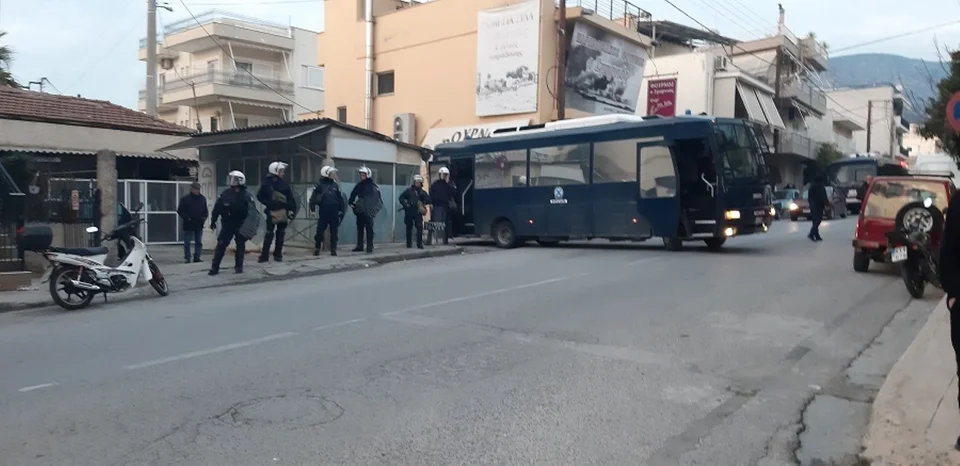 Βόλος: Συγκέντρωση διαμαρτυρίας έξω από το πολιτικό γραφείο του Χρήστου Τριαντόπουλου για τα Τέμπη [εικόνες]