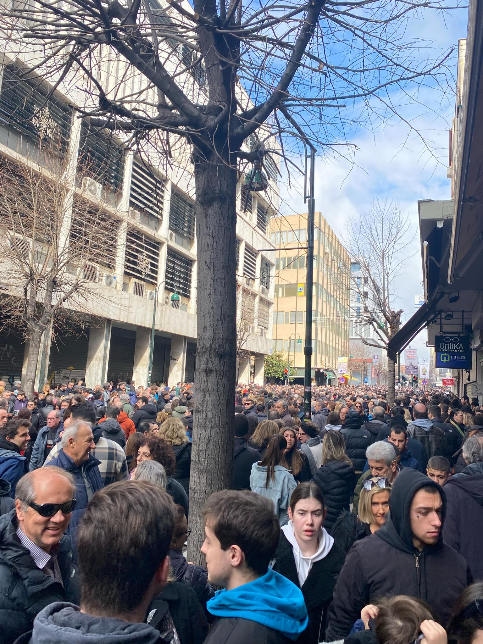 Απίστευτη συγκεντρωση: όλη η Λάρισα στην πλατεία για τα Τεμπη-δεκάδες χιλιάδες κόσμου (ΦΩΤΟ)