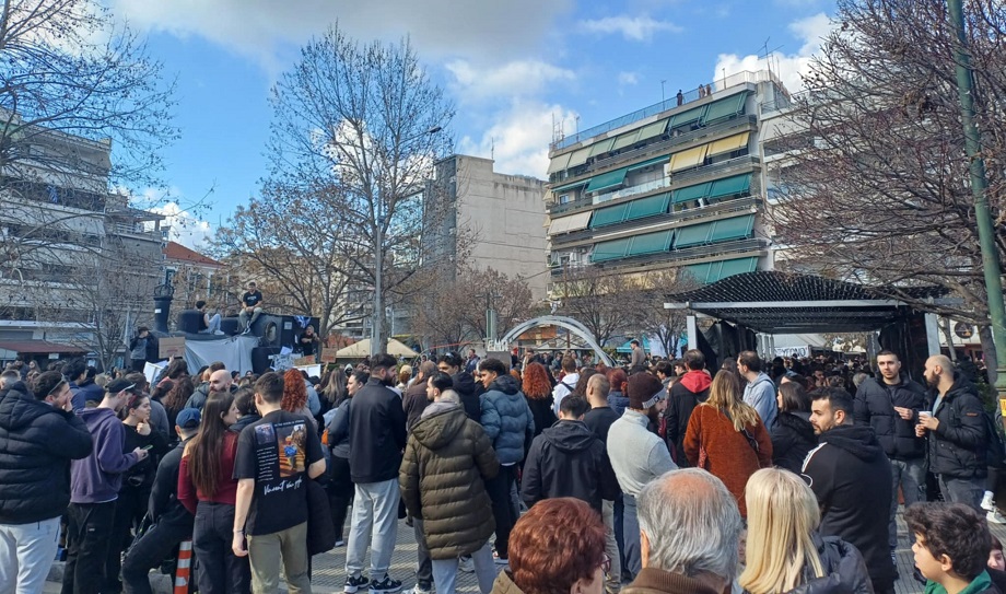 Στον Στα=θμό κατέληξε η μεγαλειώδης πορεία στη Λάρισα- απίστευτος αριθμός διαδηλωτών (ΦΩΤΟ+video)