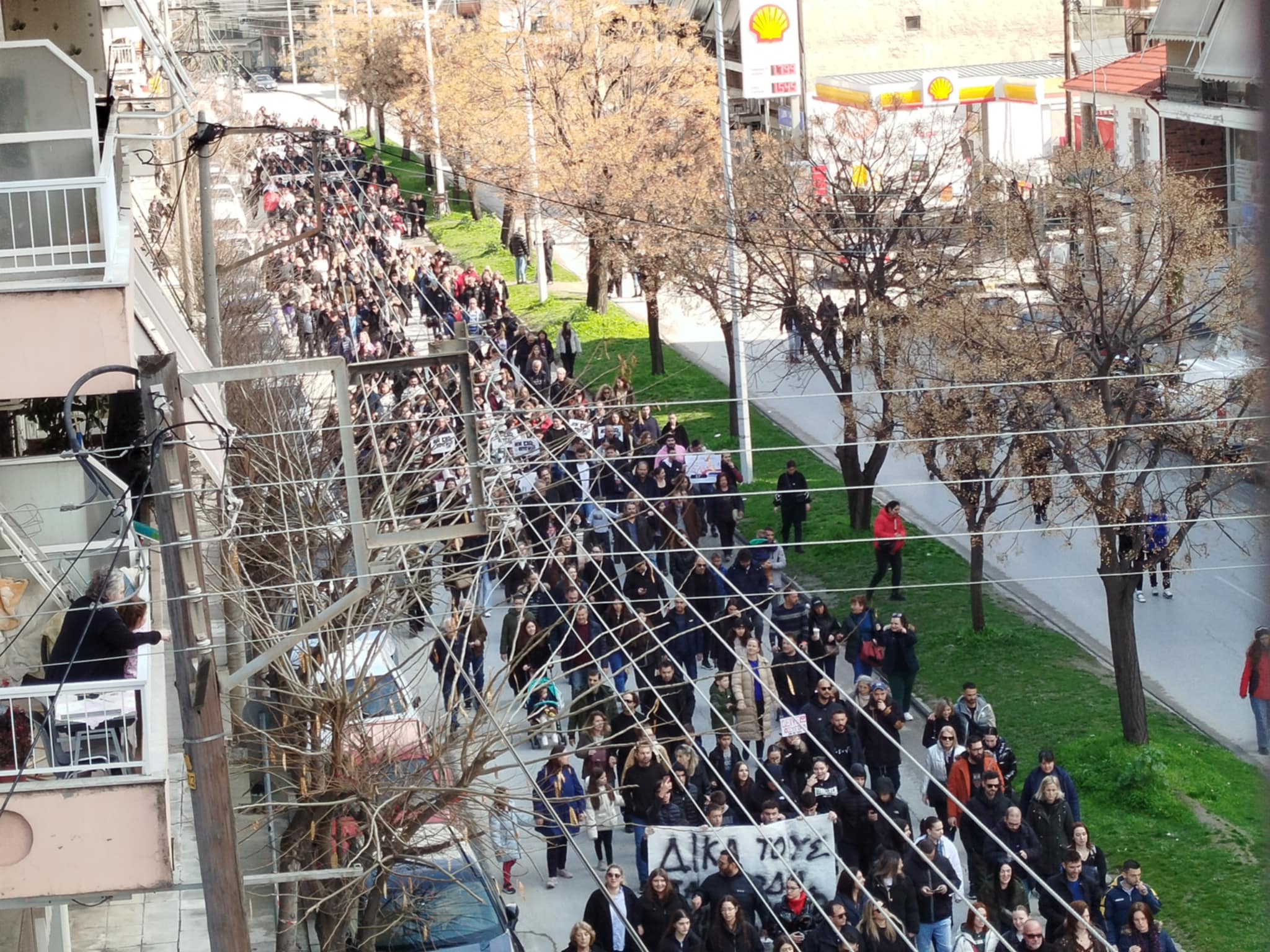 Βούλιαξε η Λάρισα: Ενωμένη ειρηνικά  τίμησε τους νεκρούς και τραυματίες των Τεμπών.-Μοναδικές εικόνες