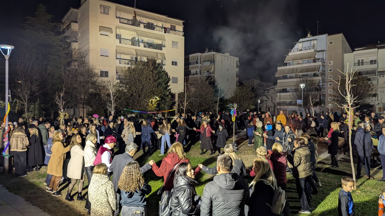 Κορυφώνονται οι εκδηλώσεις «Αποκριάς Δρώμενα » την Καθαρά Δευτέρα - Με μουσική, χορό και φωτιές τήρησαν τα έθιμα οι Λαρισαίοι