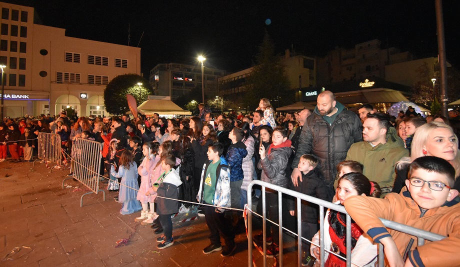 Παραδόθηκε στην πυρά ο Βασιλιας Καρνάβαλος στη Καρδίτσα!