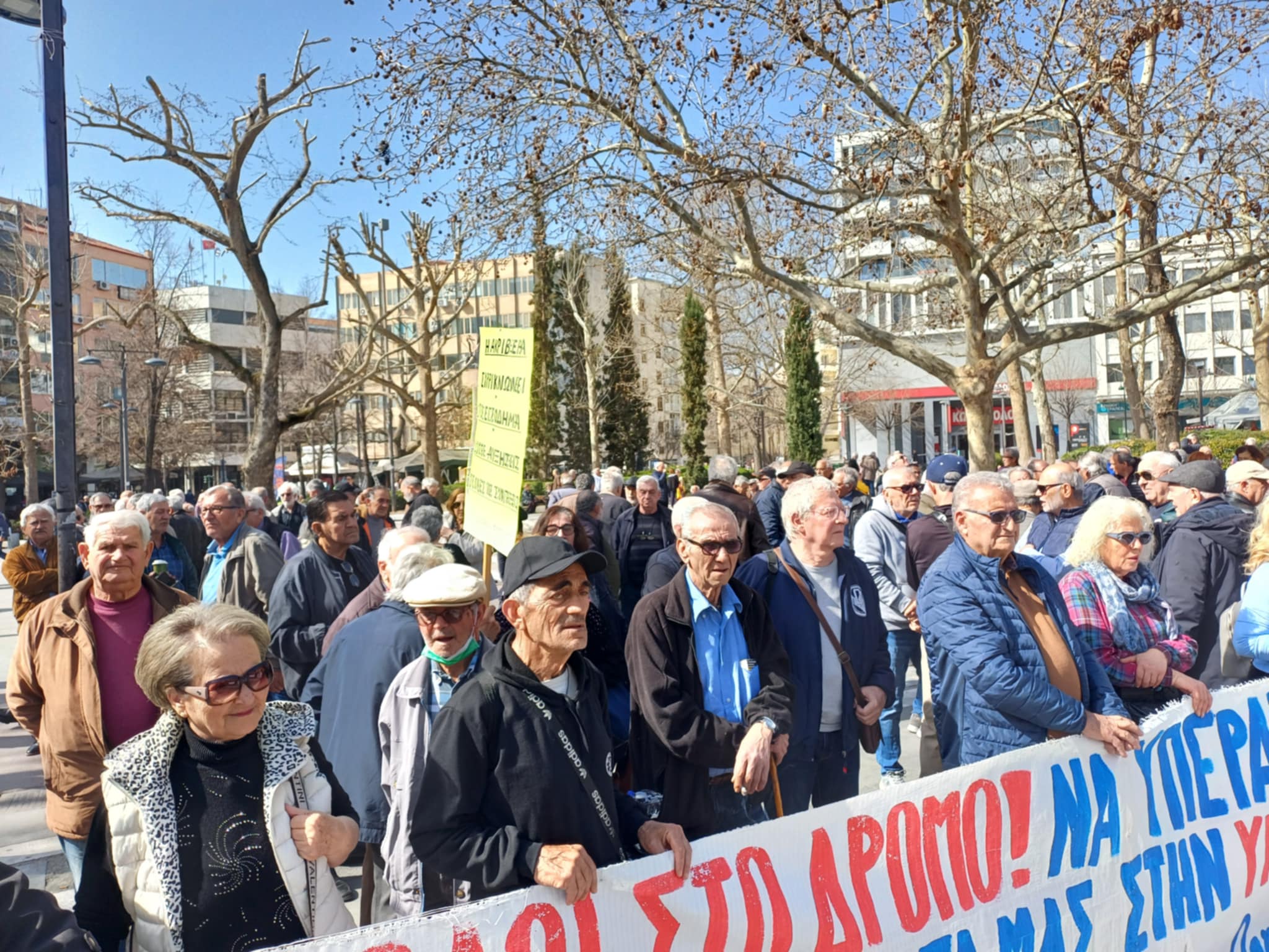 Διαδήλωσαν τα ...περήφανα γηρατειά από όλη τη Θεσσαλία στη Λάρισα (ΦΩΤΟ+video)