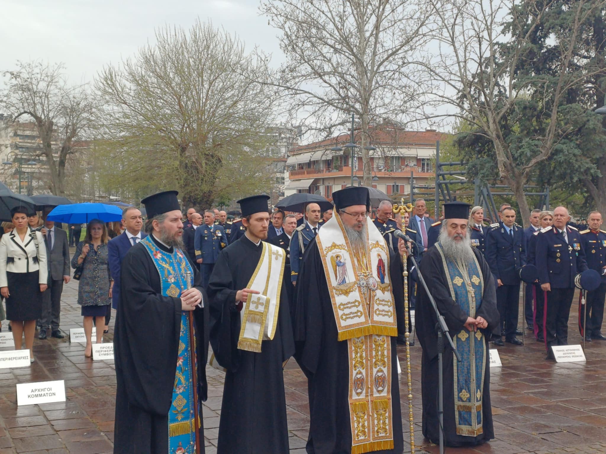 Κατάθεση στεφάνων υπό βροχή στο Ηρώο από τις αρχές και τη Ζωή Κωνσταντοπούλου(ΦΩΤΟ+video)