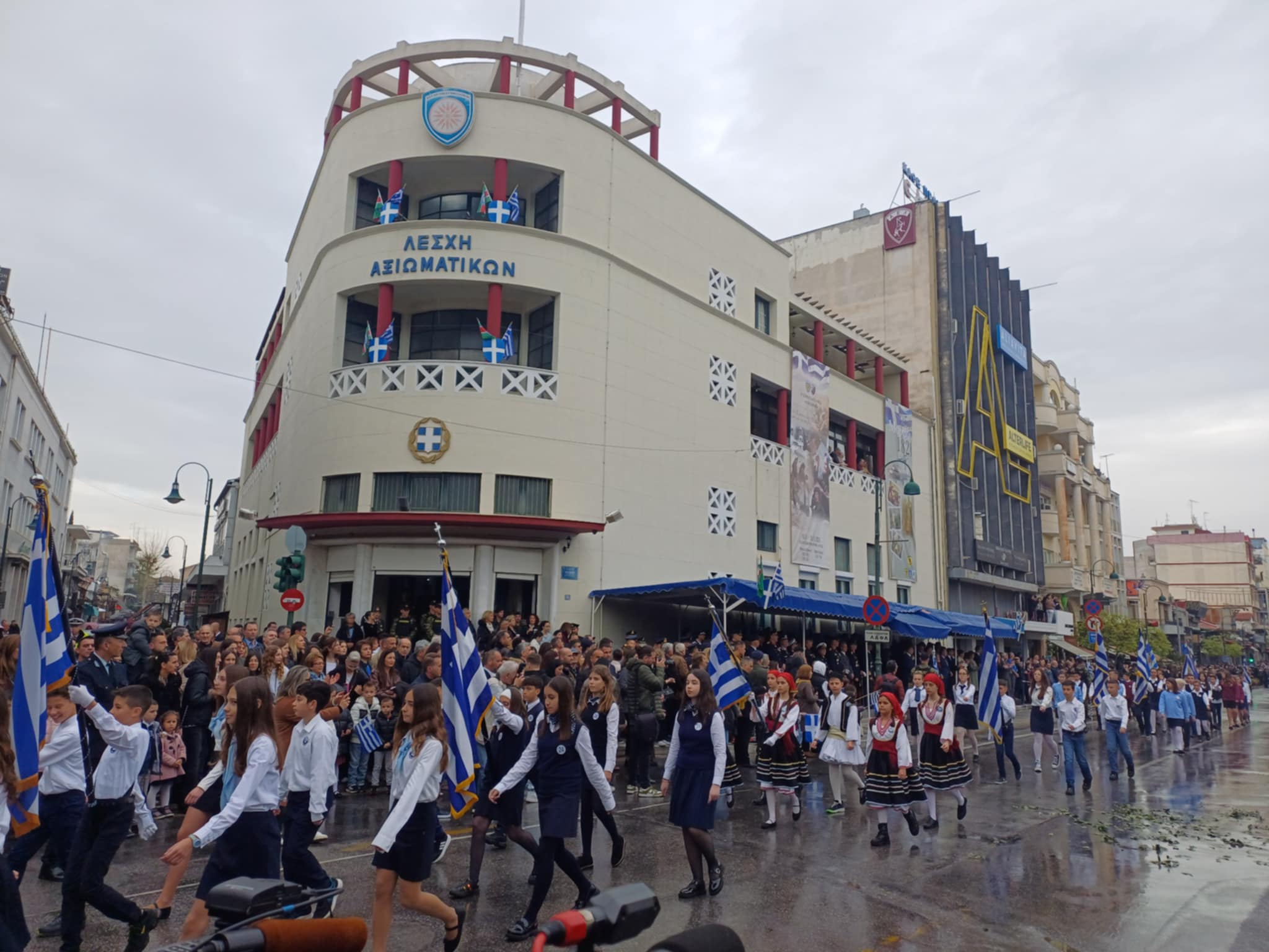 Υπό βροχή πλήθος κόσμου παρακολουθεί την παρέλαση στη Λάρισα (ΦΩΤΟ)