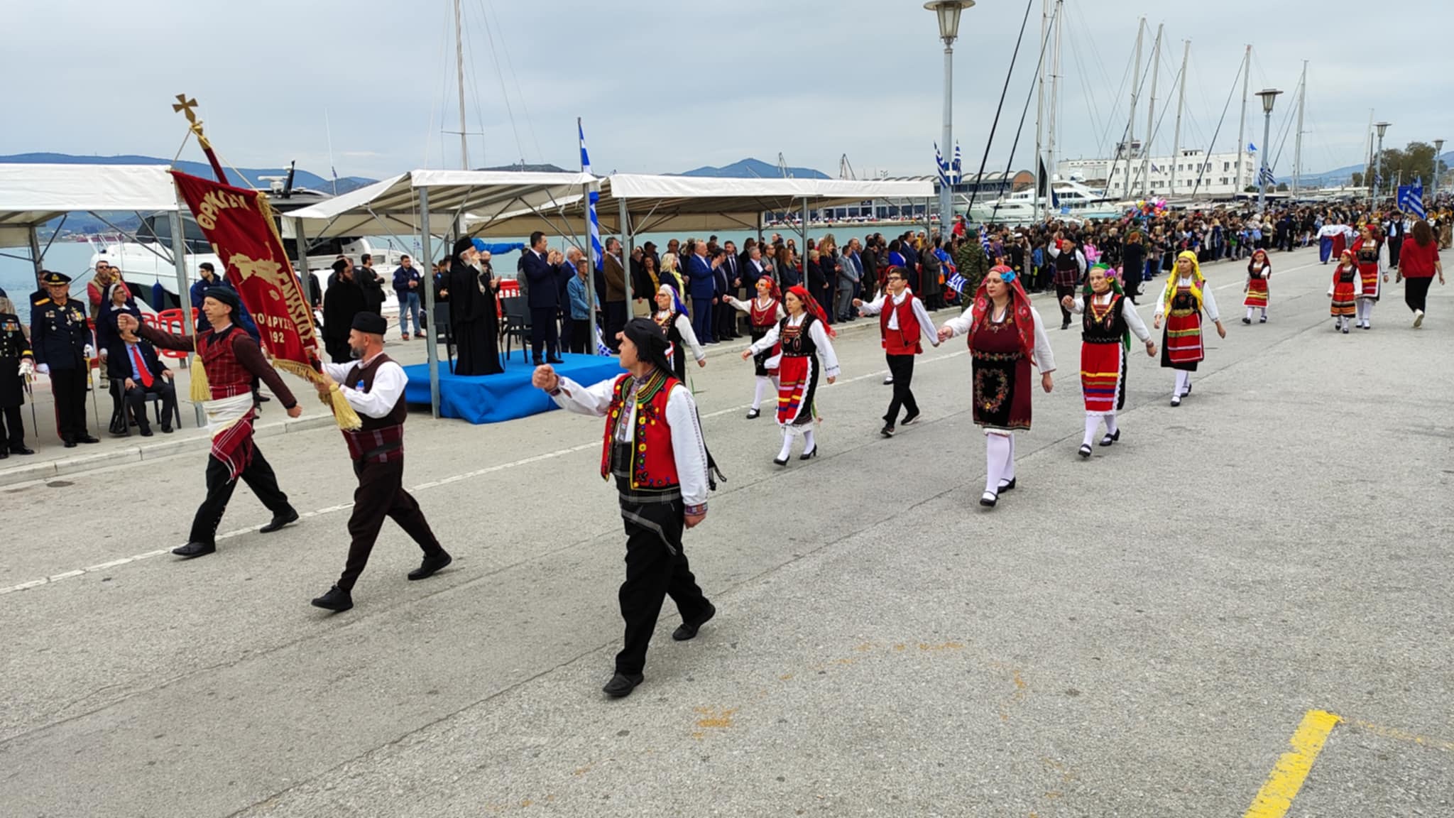 Πλήθος κόσμου στην παραλία του Βόλου για την παρέλαση (ΦΩΤΟ)