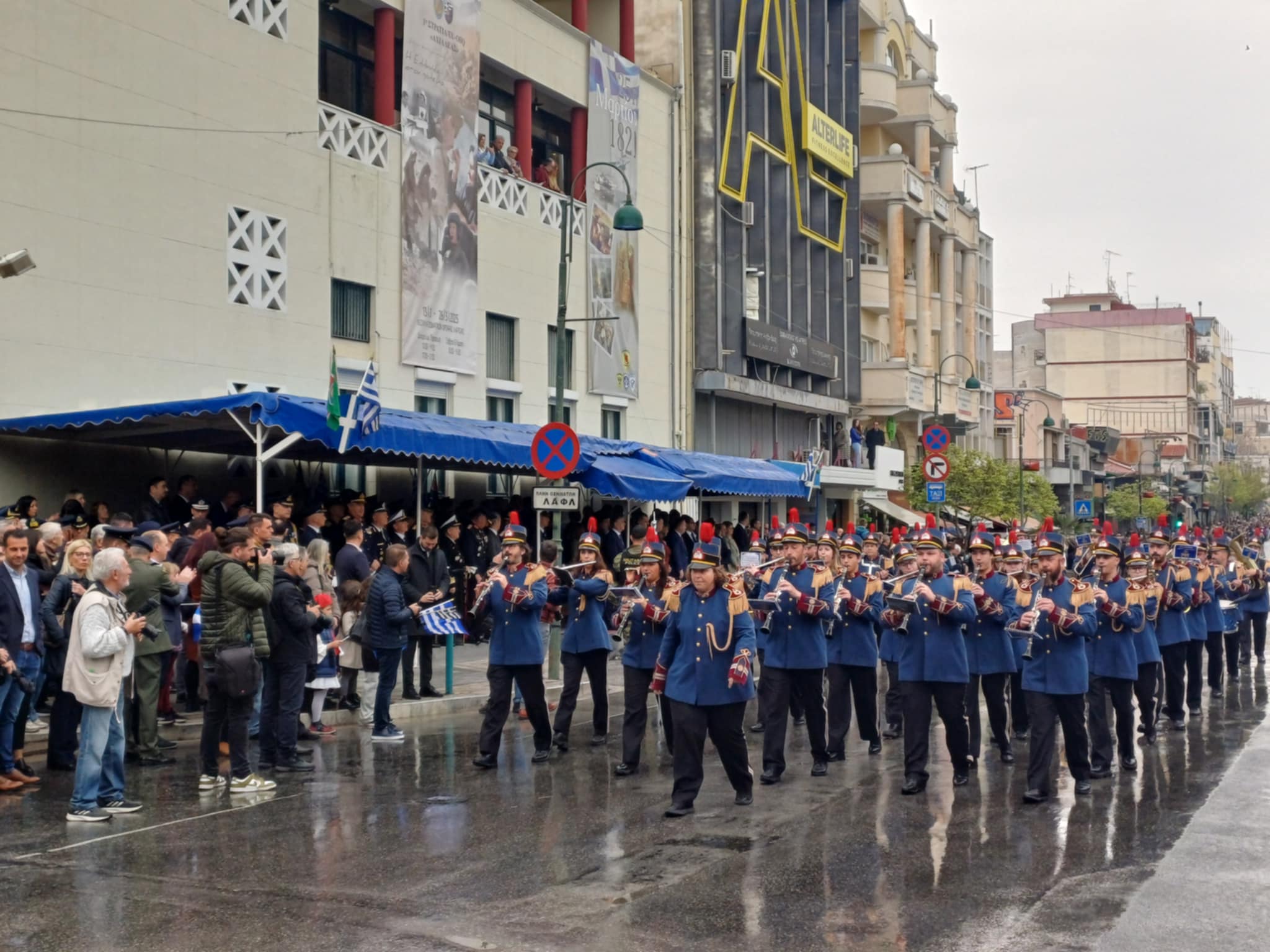 Φωτογραφικά κλικς από την παρέλαση, υπό βροχή στη Λάρισα (ΦΩΤΟ)