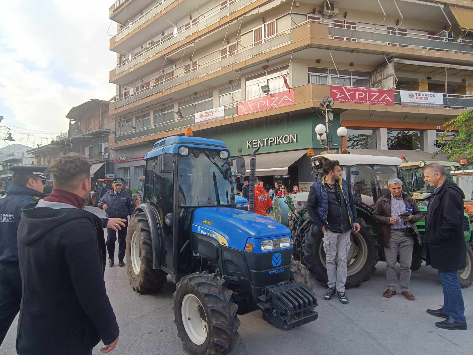 Τα τρακτερ βούλιαξαν την π[λατεία του Τυρνάβου (ΦΩΤΟ)