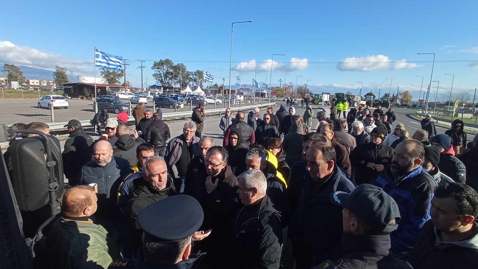 Ισχυρές αστυνομικές δυνάμεις εμπόδισαν τη συμβολική κατάληψη της ΠΑΘΕ - ένταση το το μεσημέρι ανάμεσα σε αγρότες ΜΑΤ (ΦΩΤΟ)