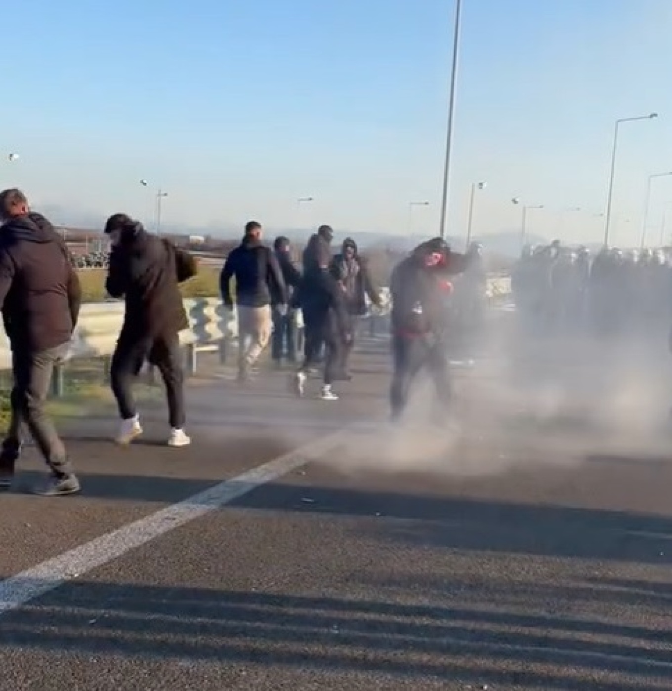 Έφοδος των ΜΑΤ στον Ε-65, χρήση χημικών και κρότου λάμψης -τραυματισμός αγρότη και σύλληψη (φωτο - βίντεο)