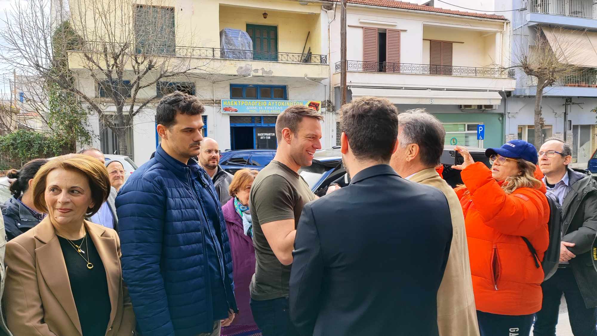Στέφανος Κασσελάκης - Bόλτα στον Βόλο και θερμές αγκαλιές  - «Εσένα θέλω για πρωθυπουργό»