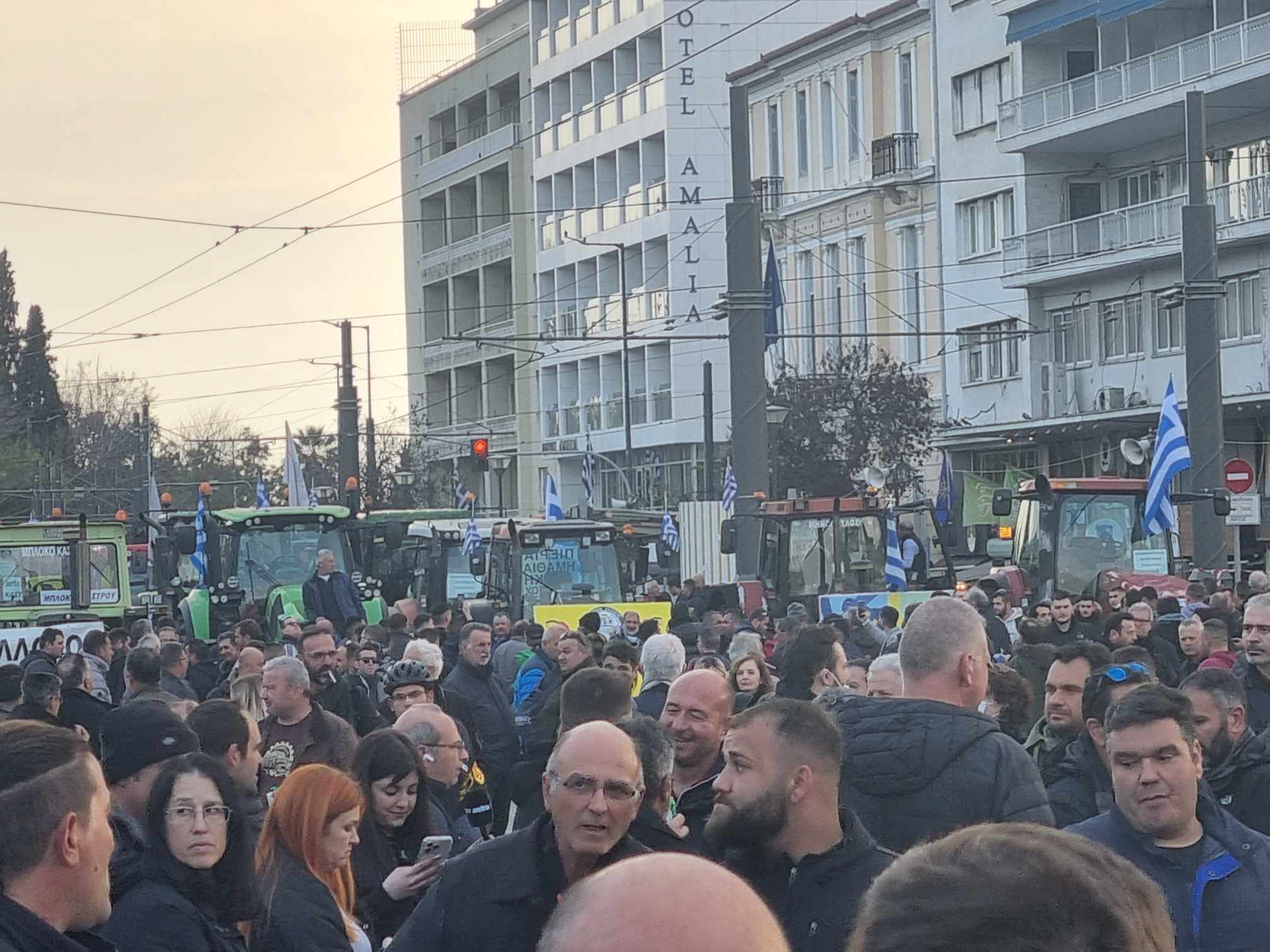 «Εισβολή» τρακτέρ στο Σύνταγμα: Παθιασμένοι οι αγρότες στο μεγάλο συλλαλητήριο  - Συνθήματα, πλακάτ και καπνογόνα