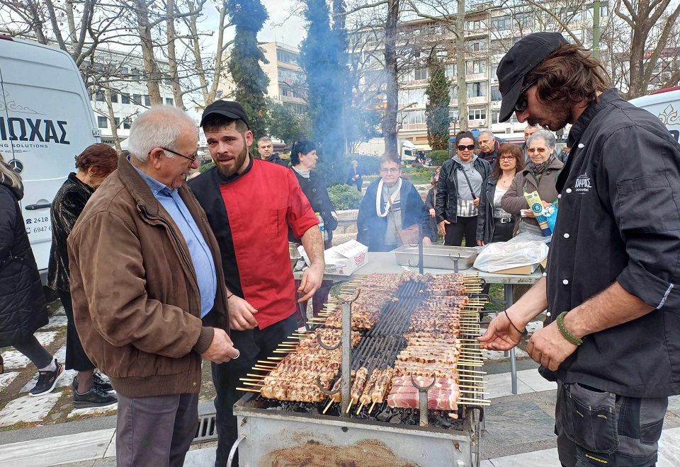 Ξεσήκωσε τους Λαρισαίους με τα τραγούδια και το...χιούμορ του ο Γιάννης Ζουγαννέλης (ΦΩΤΟ+video)