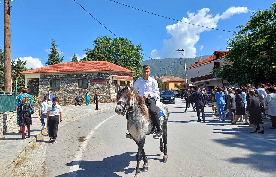 Καβάλα παν στην εκκλησιά, καβάλα προσκυνάνε... στους Γόννους ανήμερα του Αη Γιώργη (ΦΩΤΟ)